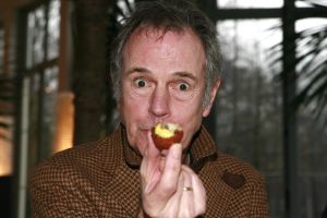 17-08-2007 SHOWBIZZ; DE 65 JARIGE JOS BRINK OVERLEDEN. Jos Brink is vanmiddag in het ziekenhuis van Amsterdam overleden. Hij is 65 jaar geworden. Eind vorige maand werd er darmkanker ondekt met uitzaaingen oa. in de longen en been. 
Jos Brink werd op 19 juni 1942 in Heiloo geboren. Hij verwierf grote bekendheid als acteur,schrijver,predikant, cabaretier,musicalster en tv presentator in die laatste hoedanigheid kuste hij Koningin Juliana publiekelijk wat in 1979 een sensatie was.
Dit jaar ging Jos nog met een team van weekblad Prive en veel vrienden op bezoek in paleis Soestdijk. Het werd een regenachtige maar humorvolle dag. Jos was de ster, de gastheer en de grote vertel meester. Deze dag zullen vele van zijn vrienden nooit meer vergeten.Dze dag zal onvergeetbaar zijn voor, Ronnie Tober, Anneke Gronloh,Willeke Alberti,Sandra Reemer zijn koepoekje, Anny Schilder,Corine Boon,Viola Holt, Benny Neyman,Saskia en Serge.Lodewijk Hoekstra,Evert Santegoeds, Jan Uriot en Ivonne Hoebe.
foto: Albert den Iseger.