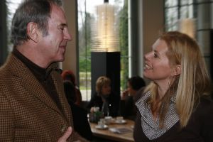 17-08-2007 SHOWBIZZ; DE 65 JARIGE JOS BRINK OVERLEDEN. Jos Brink is vanmiddag in het ziekenhuis van Amsterdam overleden. Hij is 65 jaar geworden. Eind vorige maand werd er darmkanker ondekt met uitzaaingen oa. in de longen en been. 
Jos Brink werd op 19 juni 1942 in Heiloo geboren. Hij verwierf grote bekendheid als acteur,schrijver,predikant, cabaretier,musicalster en tv presentator in die laatste hoedanigheid kuste hij Koningin Juliana publiekelijk wat in 1979 een sensatie was.
Dit jaar ging Jos nog met een team van weekblad Prive en veel vrienden op bezoek in paleis Soestdijk. Het werd een regenachtige maar humorvolle dag. Jos was de ster, de gastheer en de grote vertel meester. Deze dag zullen vele van zijn vrienden nooit meer vergeten.Dze dag zal onvergeetbaar zijn voor, Ronnie Tober, Anneke Gronloh,Willeke Alberti,Sandra Reemer zijn koepoekje, Anny Schilder,Corine Boon,Viola Holt, Benny Neyman,Saskia en Serge.Lodewijk Hoekstra,Evert Santegoeds, Jan Uriot en Ivonne Hoebe.
foto: Albert den Iseger.