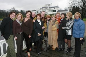 17-08-2007 SHOWBIZZ; DE 65 JARIGE JOS BRINK OVERLEDEN. Jos Brink is vanmiddag in het ziekenhuis van Amsterdam overleden. Hij is 65 jaar geworden. Eind vorige maand werd er darmkanker ondekt met uitzaaingen oa. in de longen en been. 
Jos Brink werd op 19 juni 1942 in Heiloo geboren. Hij verwierf grote bekendheid als acteur,schrijver,predikant, cabaretier,musicalster en tv presentator in die laatste hoedanigheid kuste hij Koningin Juliana publiekelijk wat in 1979 een sensatie was.
Dit jaar ging Jos nog met een team van weekblad Prive en veel vrienden op bezoek in paleis Soestdijk. Het werd een regenachtige maar humorvolle dag. Jos was de ster, de gastheer en de grote vertel meester. Deze dag zullen vele van zijn vrienden nooit meer vergeten.Dze dag zal onvergeetbaar zijn voor, Ronnie Tober, Anneke Gronloh,Willeke Alberti,Sandra Reemer zijn koepoekje, Anny Schilder,Corine Boon,Viola Holt, Benny Neyman,Saskia en Serge.Lodewijk Hoekstra,Evert Santegoeds, Jan Uriot en Ivonne Hoebe.
foto: Albert den Iseger.