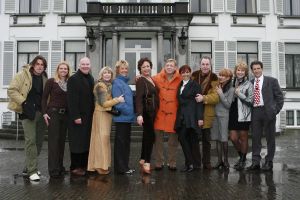 17-08-2007 SHOWBIZZ; DE 65 JARIGE JOS BRINK OVERLEDEN. Jos Brink is vanmiddag in het ziekenhuis van Amsterdam overleden. Hij is 65 jaar geworden. Eind vorige maand werd er darmkanker ondekt met uitzaaingen oa. in de longen en been. 
Jos Brink werd op 19 juni 1942 in Heiloo geboren. Hij verwierf grote bekendheid als acteur,schrijver,predikant, cabaretier,musicalster en tv presentator in die laatste hoedanigheid kuste hij Koningin Juliana publiekelijk wat in 1979 een sensatie was.
Dit jaar ging Jos nog met een team van weekblad Prive en veel vrienden op bezoek in paleis Soestdijk. Het werd een regenachtige maar humorvolle dag. Jos was de ster, de gastheer en de grote vertel meester. Deze dag zullen vele van zijn vrienden nooit meer vergeten.Dze dag zal onvergeetbaar zijn voor, Ronnie Tober, Anneke Gronloh,Willeke Alberti,Sandra Reemer zijn koepoekje, Anny Schilder,Corine Boon,Viola Holt, Benny Neyman,Saskia en Serge.Lodewijk Hoekstra,Evert Santegoeds, Jan Uriot en Ivonne Hoebe.
foto: Albert den Iseger.