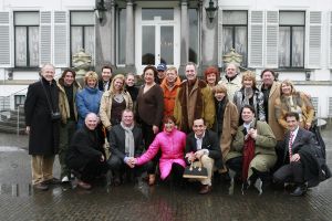 17-08-2007 SHOWBIZZ; DE 65 JARIGE JOS BRINK OVERLEDEN. Jos Brink is vanmiddag in het ziekenhuis van Amsterdam overleden. Hij is 65 jaar geworden. Eind vorige maand werd er darmkanker ondekt met uitzaaingen oa. in de longen en been. 
Jos Brink werd op 19 juni 1942 in Heiloo geboren. Hij verwierf grote bekendheid als acteur,schrijver,predikant, cabaretier,musicalster en tv presentator in die laatste hoedanigheid kuste hij Koningin Juliana publiekelijk wat in 1979 een sensatie was.
Dit jaar ging Jos nog met een team van weekblad Prive en veel vrienden op bezoek in paleis Soestdijk. Het werd een regenachtige maar humorvolle dag. Jos was de ster, de gastheer en de grote vertel meester. Deze dag zullen vele van zijn vrienden nooit meer vergeten.Dze dag zal onvergeetbaar zijn voor, Ronnie Tober, Anneke Gronloh,Willeke Alberti,Sandra Reemer zijn koepoekje, Anny Schilder,Corine Boon,Viola Holt, Benny Neyman,Saskia en Serge.Lodewijk Hoekstra,Evert Santegoeds, Jan Uriot en Ivonne Hoebe.
foto: Albert den Iseger.