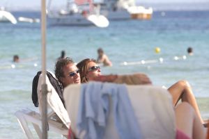 01-08-2007 SHOWBIZZ: MARCO EN LEONTIEN GENIETEN OP IBIZA EVENALS GERARD JOLING EN VRIENDEN. Marco en Leontien genieten vooral van het mooie zomerweer en van hun 3 kinderen die dag in dag uit heerlijk aan het spelen zijn op een van de vele mooie stranden op zomers Ibiza. En Gerard Joling rust uit op Patty s ford samen met manager Wino en zijn gezin. Af en toe komen wat vrienden overgevlogen uit Bergen en Schagen om het feestje mee te maken in Patty s ford. Ruud de Wild, dochter Toy Travis en vriendin Aafke hebben het er maar druk mee de wedding planning en genieten uiteraard van elkaar.Regilio Tuur en vriendin Josh zijn echte feestbeesten en zijn vaak te vinden in de beste discotheken van het eiland en in de middag zie je ze stoeien in de bijna lauwe branding op Malibu beach. Al met al de BN ers genieten elke dag van het mooie en populaire Ibiza.
foto: Albert den Iseger.