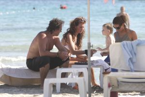 01-08-2007 SHOWBIZZ: MARCO EN LEONTIEN GENIETEN OP IBIZA EVENALS GERARD JOLING EN VRIENDEN. Marco en Leontien genieten vooral van het mooie zomerweer en van hun 3 kinderen die dag in dag uit heerlijk aan het spelen zijn op een van de vele mooie stranden op zomers Ibiza. En Gerard Joling rust uit op Patty s ford samen met manager Wino en zijn gezin. Af en toe komen wat vrienden overgevlogen uit Bergen en Schagen om het feestje mee te maken in Patty s ford. Ruud de Wild, dochter Toy Travis en vriendin Aafke hebben het er maar druk mee de wedding planning en genieten uiteraard van elkaar.Regilio Tuur en vriendin Josh zijn echte feestbeesten en zijn vaak te vinden in de beste discotheken van het eiland en in de middag zie je ze stoeien in de bijna lauwe branding op Malibu beach. Al met al de BN ers genieten elke dag van het mooie en populaire Ibiza.
foto: Albert den Iseger.