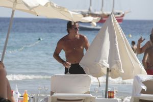 01-08-2007 SHOWBIZZ: MARCO EN LEONTIEN GENIETEN OP IBIZA EVENALS GERARD JOLING EN VRIENDEN. Marco en Leontien genieten vooral van het mooie zomerweer en van hun 3 kinderen die dag in dag uit heerlijk aan het spelen zijn op een van de vele mooie stranden op zomers Ibiza. En Gerard Joling rust uit op Patty s ford samen met manager Wino en zijn gezin. Af en toe komen wat vrienden overgevlogen uit Bergen en Schagen om het feestje mee te maken in Patty s ford. Ruud de Wild, dochter Toy Travis en vriendin Aafke hebben het er maar druk mee de wedding planning en genieten uiteraard van elkaar.Regilio Tuur en vriendin Josh zijn echte feestbeesten en zijn vaak te vinden in de beste discotheken van het eiland en in de middag zie je ze stoeien in de bijna lauwe branding op Malibu beach. Al met al de BN ers genieten elke dag van het mooie en populaire Ibiza.
foto: Albert den Iseger.