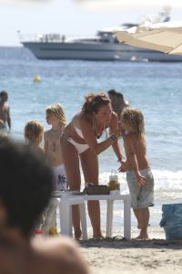 01-08-2007 SHOWBIZZ: MARCO EN LEONTIEN GENIETEN OP IBIZA EVENALS GERARD JOLING EN VRIENDEN. Marco en Leontien genieten vooral van het mooie zomerweer en van hun 3 kinderen die dag in dag uit heerlijk aan het spelen zijn op een van de vele mooie stranden op zomers Ibiza. En Gerard Joling rust uit op Patty s ford samen met manager Wino en zijn gezin. Af en toe komen wat vrienden overgevlogen uit Bergen en Schagen om het feestje mee te maken in Patty s ford. Ruud de Wild, dochter Toy Travis en vriendin Aafke hebben het er maar druk mee de wedding planning en genieten uiteraard van elkaar.Regilio Tuur en vriendin Josh zijn echte feestbeesten en zijn vaak te vinden in de beste discotheken van het eiland en in de middag zie je ze stoeien in de bijna lauwe branding op Malibu beach. Al met al de BN ers genieten elke dag van het mooie en populaire Ibiza.
foto: Albert den Iseger.
