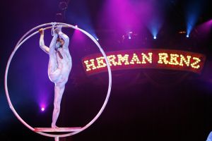 31-07-2007 SHOWBIZZ; PREMIERE VAN CIRCUS HERMAN RENZ TE AMSTERDAM. Vele circus vrienden waren op de premiere van het nieuwe programma van het circus Renz team.
foto: Albert den Iseger