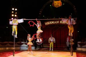 31-07-2007 SHOWBIZZ; PREMIERE VAN CIRCUS HERMAN RENZ TE AMSTERDAM. Vele circus vrienden waren op de premiere van het nieuwe programma van het circus Renz team.
foto: Albert den Iseger