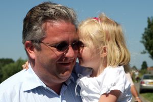 08-08-2007 SHOWBIZZ; PRINS LAURENT VAN BELGIE MET GEZIN OP VAKANTIE IN NEDERLAND. Prins Laurent van Belgie met prinses Claire en dochter Louise en tweeling Nicolas en Aymeric op vakantie in het prachtige zeeuwse land. Wij spraken Prins Laurent op zijn vakantie adres en maakten een mooie foto reportage. Het verhaal en de exclusieve foto s deze week in uw weekblad Prive nr.32.
foto: Albert den Iseger.