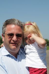 08-08-2007 SHOWBIZZ; PRINS LAURENT VAN BELGIE MET GEZIN OP VAKANTIE IN NEDERLAND. Prins Laurent van Belgie met prinses Claire en dochter Louise en tweeling Nicolas en Aymeric op vakantie in het prachtige zeeuwse land. Wij spraken Prins Laurent op zijn vakantie adres en maakten een mooie foto reportage. Het verhaal en de exclusieve foto s deze week in uw weekblad Prive nr.32.
foto: Albert den Iseger.