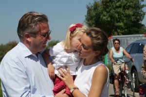 08-08-2007 SHOWBIZZ; PRINS LAURENT VAN BELGIE MET GEZIN OP VAKANTIE IN NEDERLAND. Prins Laurent van Belgie met prinses Claire en dochter Louise en tweeling Nicolas en Aymeric op vakantie in het prachtige zeeuwse land. Wij spraken Prins Laurent op zijn vakantie adres en maakten een mooie foto reportage. Het verhaal en de exclusieve foto s deze week in uw weekblad Prive nr.32.
foto: Albert den Iseger.