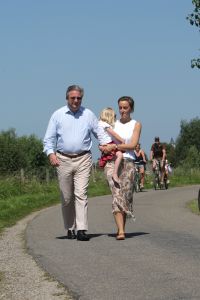 08-08-2007 SHOWBIZZ; PRINS LAURENT VAN BELGIE MET GEZIN OP VAKANTIE IN NEDERLAND. Prins Laurent van Belgie met prinses Claire en dochter Louise en tweeling Nicolas en Aymeric op vakantie in het prachtige zeeuwse land. Wij spraken Prins Laurent op zijn vakantie adres en maakten een mooie foto reportage. Het verhaal en de exclusieve foto s deze week in uw weekblad Prive nr.32.
foto: Albert den Iseger.
