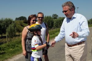 08-08-2007 SHOWBIZZ; PRINS LAURENT VAN BELGIE MET GEZIN OP VAKANTIE IN NEDERLAND. Prins Laurent van Belgie met prinses Claire en dochter Louise en tweeling Nicolas en Aymeric op vakantie in het prachtige zeeuwse land. Wij spraken Prins Laurent op zijn vakantie adres en maakten een mooie foto reportage. Het verhaal en de exclusieve foto s deze week in uw weekblad Prive nr.32.
foto: Albert den Iseger.