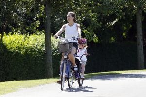 08-08-2007 SHOWBIZZ; PRINS LAURENT VAN BELGIE MET GEZIN OP VAKANTIE IN NEDERLAND. Prins Laurent van Belgie met prinses Claire en dochter Louise en tweeling Nicolas en Aymeric op vakantie in het prachtige zeeuwse land. Wij spraken Prins Laurent op zijn vakantie adres en maakten een mooie foto reportage. Het verhaal en de exclusieve foto s deze week in uw weekblad Prive nr.32.
foto: Albert den Iseger.