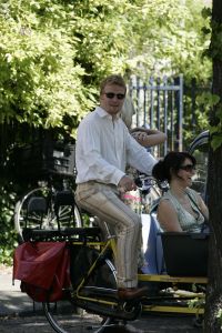 31-08-2007 SHOWBIZZ; ROEF RAGAS DE BROER VAN BASTIAAN RAGAS IS PLOTSELING OVERLEDEN AAN EEN HART STILSTAND. De 42 jarige Roef die als acteur bekend werd door een rol in Baantjer en door De Gier in Grijpstra en de Gier is plotseling overleden aan een hart stilstand. Roef was getrouwd met Susan Visser bekend uit de serie Gooische vrouwen. Hij heeft twee kinderen.Hij is de oudere broer van Bastiaan en Jeroen Ragas.