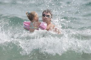 01-08-2007 SHOWBIZZ: MARCO EN LEONTIEN GENIETEN OP IBIZA EVENALS GERARD JOLING EN VRIENDEN. Marco en Leontien genieten vooral van het mooie zomerweer en van hun 3 kinderen die dag in dag uit heerlijk aan het spelen zijn op een van de vele mooie stranden op zomers Ibiza. En Gerard Joling rust uit op Patty s ford samen met manager Wino en zijn gezin. Af en toe komen wat vrienden overgevlogen uit Bergen en Schagen om het feestje mee te maken in Patty s ford. Ruud de Wild, dochter Toy Travis en vriendin Aafke hebben het er maar druk mee de wedding planning en genieten uiteraard van elkaar.Regilio Tuur en vriendin Josh zijn echte feestbeesten en zijn vaak te vinden in de beste discotheken van het eiland en in de middag zie je ze stoeien in de bijna lauwe branding op Malibu beach. Al met al de BN ers genieten elke dag van het mooie en populaire Ibiza.
foto: Albert den Iseger.
