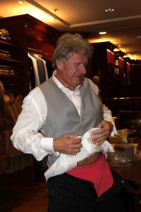01-08-2007 SHOWBIZZ; OGER LUSINK KLEED WILLIBRORD FREQUIN VOOR HUWELIJK.
Oger Lusink maakt van Willibrord een Italiaanse bruidegom. 29 Augustus treed Willibrord in het huwelijk met zijn Susan.
foto: Albert den Iseger.