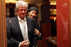 01-08-2007 SHOWBIZZ; OGER LUSINK KLEED WILLIBRORD FREQUIN VOOR HUWELIJK.
Oger Lusink maakt van Willibrord een Italiaanse bruidegom. 29 Augustus treed Willibrord in het huwelijk met zijn Susan.
foto: Albert den Iseger.