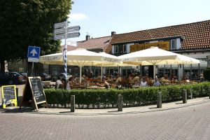 08-08-2007 SHOWBIZZ; PRINS LAURENT VAN BELGIE MET GEZIN OP VAKANTIE IN NEDERLAND. Prins Laurent van Belgie met prinses Claire en dochter Louise en tweeling Nicolas en Aymeric op vakantie in het prachtige zeeuwse land. Wij spraken Prins Laurent op zijn vakantie adres en maakten een mooie foto reportage. Het verhaal en de exclusieve foto s deze week in uw weekblad Prive nr.32.
foto: Albert den Iseger.