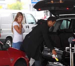 29-08-2008 SHOWBIZZ; RUUD EN ESTELLE GULLIT TERUG IN NEDERLAND MAAR WONEN OP ANDER ADRES. Omdat tijdens hun verblijf in de States een waterleiding was gesprongen in hun villa en deze drie dagen had lopen spuiten was het onmogelijk terug te keren naar hun huis en verblijven zij nu in de flat waar zij hebben gewoond toen zij elkaar net kenden. De ravage in hun eigen villa is zo groot dat het zeker maanden gaat duren voordat het weer bewoonbaar is. Dus het is een paar maanden wonen in ons oude liefdesnestje aldus Ruud.
Foto: Albert den Iseger.