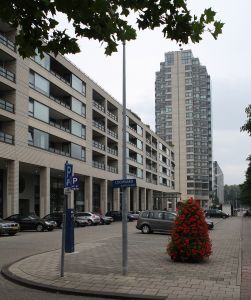 29-08-2008 SHOWBIZZ; RUUD EN ESTELLE GULLIT TERUG IN NEDERLAND MAAR WONEN OP ANDER ADRES. Omdat tijdens hun verblijf in de States een waterleiding was gesprongen in hun villa en deze drie dagen had lopen spuiten was het onmogelijk terug te keren naar hun huis en verblijven zij nu in de flat waar zij hebben gewoond toen zij elkaar net kenden. De ravage in hun eigen villa is zo groot dat het zeker maanden gaat duren voordat het weer bewoonbaar is. Dus het is een paar maanden wonen in ons oude liefdesnestje aldus Ruud.
Foto: Albert den Iseger.