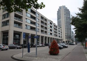 29-08-2008 SHOWBIZZ; RUUD EN ESTELLE GULLIT TERUG IN NEDERLAND MAAR WONEN OP ANDER ADRES. Omdat tijdens hun verblijf in de States een waterleiding was gesprongen in hun villa en deze drie dagen had lopen spuiten was het onmogelijk terug te keren naar hun huis en verblijven zij nu in de flat waar zij hebben gewoond toen zij elkaar net kenden. De ravage in hun eigen villa is zo groot dat het zeker maanden gaat duren voordat het weer bewoonbaar is. Dus het is een paar maanden wonen in ons oude liefdesnestje aldus Ruud.
Foto: Albert den Iseger.