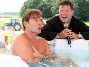 20-08-2008 SHOWBIZZ; FOR YOUR EYES ONLY STRAKS IN SPAARNWOUDE. Gerard Joling heeft er zin in, straks twee dagen een spetterend concert samen met Wolter Kroes-Gordon-Dolly Dots en tal van andere artiesten. Als het regent krijgt iedereen een paraplu en maken wij er echt een nat feest van zei Gerard. 17000 mensen komen er per avond dat is toch te gek. Dus the place to be is 6 en 7 September in Spaarnwoude, met of zonder regenkleding.
foto: Albert den Iseger.