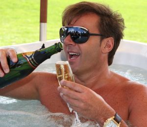 20-08-2008 SHOWBIZZ; FOR YOUR EYES ONLY STRAKS IN SPAARNWOUDE. Gerard Joling heeft er zin in, straks twee dagen een spetterend concert samen met Wolter Kroes-Gordon-Dolly Dots en tal van andere artiesten. Als het regent krijgt iedereen een paraplu en maken wij er echt een nat feest van zei Gerard. 17000 mensen komen er per avond dat is toch te gek. Dus the place to be is 6 en 7 September in Spaarnwoude, met of zonder regenkleding.
foto: Albert den Iseger.