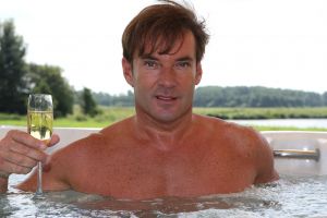 20-08-2008 SHOWBIZZ; FOR YOUR EYES ONLY STRAKS IN SPAARNWOUDE. Gerard Joling heeft er zin in, straks twee dagen een spetterend concert samen met Wolter Kroes-Gordon-Dolly Dots en tal van andere artiesten. Als het regent krijgt iedereen een paraplu en maken wij er echt een nat feest van zei Gerard. 17000 mensen komen er per avond dat is toch te gek. Dus the place to be is 6 en 7 September in Spaarnwoude, met of zonder regenkleding.
foto: Albert den Iseger.