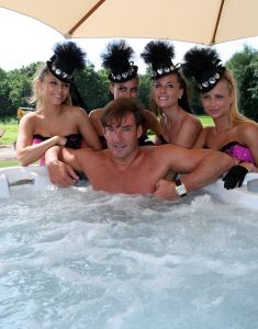 20-08-2008 SHOWBIZZ; FOR YOUR EYES ONLY STRAKS IN SPAARNWOUDE. Gerard Joling heeft er zin in, straks twee dagen een spetterend concert samen met Wolter Kroes-Gordon-Dolly Dots en tal van andere artiesten. Als het regent krijgt iedereen een paraplu en maken wij er echt een nat feest van zei Gerard. 17000 mensen komen er per avond dat is toch te gek. Dus the place to be is 6 en 7 September in Spaarnwoude, met of zonder regenkleding.
foto: Albert den Iseger.