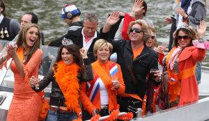 30-04-2008 SHOWBIZZ; KONINKLIJKE DAG WERD WEER GROOTS GEVIERD IN AMSTERDAM. 30 April is de dag dat Amsterdam op zijn kop gaat. Iedereen viert feest en iedereen is gelijk en blij.
foto: Albert den Iseger.
