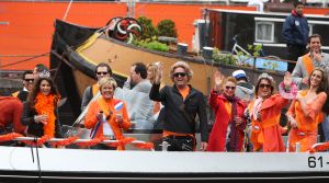 30-04-2008 SHOWBIZZ; KONINKLIJKE DAG WERD WEER GROOTS GEVIERD IN AMSTERDAM. 30 April is de dag dat Amsterdam op zijn kop gaat. Iedereen viert feest en iedereen is gelijk en blij.
foto: Albert den Iseger.