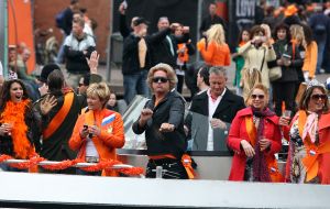 30-04-2008 SHOWBIZZ; KONINKLIJKE DAG WERD WEER GROOTS GEVIERD IN AMSTERDAM. 30 April is de dag dat Amsterdam op zijn kop gaat. Iedereen viert feest en iedereen is gelijk en blij.
foto: Albert den Iseger.