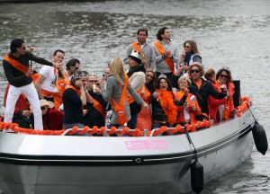 30-04-2008 SHOWBIZZ; KONINKLIJKE DAG WERD WEER GROOTS GEVIERD IN AMSTERDAM. 30 April is de dag dat Amsterdam op zijn kop gaat. Iedereen viert feest en iedereen is gelijk en blij.
foto: Albert den Iseger.