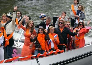 30-04-2008 SHOWBIZZ; KONINKLIJKE DAG WERD WEER GROOTS GEVIERD IN AMSTERDAM. 30 April is de dag dat Amsterdam op zijn kop gaat. Iedereen viert feest en iedereen is gelijk en blij.
foto: Albert den Iseger.
