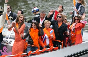 30-04-2008 SHOWBIZZ; KONINKLIJKE DAG WERD WEER GROOTS GEVIERD IN AMSTERDAM. 30 April is de dag dat Amsterdam op zijn kop gaat. Iedereen viert feest en iedereen is gelijk en blij.
foto: Albert den Iseger.