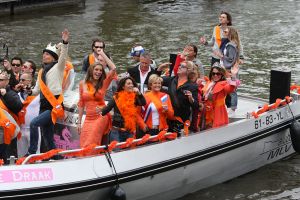 30-04-2008 SHOWBIZZ; KONINKLIJKE DAG WERD WEER GROOTS GEVIERD IN AMSTERDAM. 30 April is de dag dat Amsterdam op zijn kop gaat. Iedereen viert feest en iedereen is gelijk en blij.
foto: Albert den Iseger.