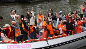 30-04-2008 SHOWBIZZ; KONINKLIJKE DAG WERD WEER GROOTS GEVIERD IN AMSTERDAM. 30 April is de dag dat Amsterdam op zijn kop gaat. Iedereen viert feest en iedereen is gelijk en blij.
foto: Albert den Iseger.