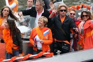30-04-2008 SHOWBIZZ; KONINKLIJKE DAG WERD WEER GROOTS GEVIERD IN AMSTERDAM. 30 April is de dag dat Amsterdam op zijn kop gaat. Iedereen viert feest en iedereen is gelijk en blij.
foto: Albert den Iseger.