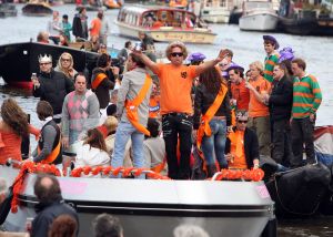 30-04-2008 SHOWBIZZ; KONINKLIJKE DAG WERD WEER GROOTS GEVIERD IN AMSTERDAM. 30 April is de dag dat Amsterdam op zijn kop gaat. Iedereen viert feest en iedereen is gelijk en blij.
foto: Albert den Iseger.
