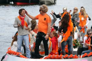 30-04-2008 SHOWBIZZ; KONINKLIJKE DAG WERD WEER GROOTS GEVIERD IN AMSTERDAM. 30 April is de dag dat Amsterdam op zijn kop gaat. Iedereen viert feest en iedereen is gelijk en blij.
foto: Albert den Iseger.