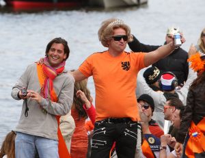30-04-2008 SHOWBIZZ; KONINKLIJKE DAG WERD WEER GROOTS GEVIERD IN AMSTERDAM. 30 April is de dag dat Amsterdam op zijn kop gaat. Iedereen viert feest en iedereen is gelijk en blij.
foto: Albert den Iseger.