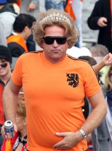 30-04-2008 SHOWBIZZ; KONINKLIJKE DAG WERD WEER GROOTS GEVIERD IN AMSTERDAM. 30 April is de dag dat Amsterdam op zijn kop gaat. Iedereen viert feest en iedereen is gelijk en blij.
foto: Albert den Iseger.