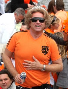 30-04-2008 SHOWBIZZ; KONINKLIJKE DAG WERD WEER GROOTS GEVIERD IN AMSTERDAM. 30 April is de dag dat Amsterdam op zijn kop gaat. Iedereen viert feest en iedereen is gelijk en blij.
foto: Albert den Iseger.