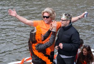 30-04-2008 SHOWBIZZ; KONINKLIJKE DAG WERD WEER GROOTS GEVIERD IN AMSTERDAM. 30 April is de dag dat Amsterdam op zijn kop gaat. Iedereen viert feest en iedereen is gelijk en blij.
foto: Albert den Iseger.