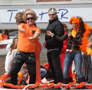30-04-2008 SHOWBIZZ; KONINKLIJKE DAG WERD WEER GROOTS GEVIERD IN AMSTERDAM. 30 April is de dag dat Amsterdam op zijn kop gaat. Iedereen viert feest en iedereen is gelijk en blij.
foto: Albert den Iseger.
