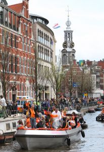 30-04-2008 SHOWBIZZ; KONINKLIJKE DAG WERD WEER GROOTS GEVIERD IN AMSTERDAM. 30 April is de dag dat Amsterdam op zijn kop gaat. Iedereen viert feest en iedereen is gelijk en blij.
foto: Albert den Iseger.