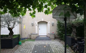 29-08-2008 SHOWBIZZ; RUUD EN ESTELLE GULLIT TERUG IN NEDERLAND MAAR WONEN OP ANDER ADRES. Omdat tijdens hun verblijf in de States een waterleiding was gesprongen in hun villa en deze drie dagen had lopen spuiten was het onmogelijk terug te keren naar hun huis en verblijven zij nu in de flat waar zij hebben gewoond toen zij elkaar net kenden. De ravage in hun eigen villa is zo groot dat het zeker maanden gaat duren voordat het weer bewoonbaar is. Dus het is een paar maanden wonen in ons oude liefdesnestje aldus Ruud.
Foto: Albert den Iseger.
