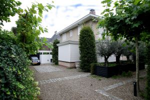 29-08-2008 SHOWBIZZ; RUUD EN ESTELLE GULLIT TERUG IN NEDERLAND MAAR WONEN OP ANDER ADRES. Omdat tijdens hun verblijf in de States een waterleiding was gesprongen in hun villa en deze drie dagen had lopen spuiten was het onmogelijk terug te keren naar hun huis en verblijven zij nu in de flat waar zij hebben gewoond toen zij elkaar net kenden. De ravage in hun eigen villa is zo groot dat het zeker maanden gaat duren voordat het weer bewoonbaar is. Dus het is een paar maanden wonen in ons oude liefdesnestje aldus Ruud.
Foto: Albert den Iseger.