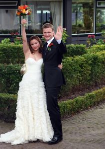 28-08-2008 SHOWBIZZ; PHIL COLLINS DOCHTER JOELEY TROUWT IN LEIDEN MET STEFAN BUITELAAR. De huwelijksplechtigheid was in Restaurant De Enghelberta Hoeve te Leiden. Vele buitenlandse gasten waren aanwezig oa. de ex van Phil Collins- zijn zoon - dochter en zijn beide laatste kinderen Nicolas van 6 jaar en Matthew van 4 jaar. Na de bruiloft ging het hele gezelschap varen door de Leidse grachten.
foto: Albert den Iseger.