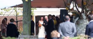 28-08-2008 SHOWBIZZ; PHIL COLLINS DOCHTER JOELEY TROUWT IN LEIDEN MET STEFAN BUITELAAR. De huwelijksplechtigheid was in Restaurant De Enghelberta Hoeve te Leiden. Vele buitenlandse gasten waren aanwezig oa. de ex van Phil Collins- zijn zoon - dochter en zijn beide laatste kinderen Nicolas van 6 jaar en Matthew van 4 jaar. Na de bruiloft ging het hele gezelschap varen door de Leidse grachten.
foto: Albert den Iseger.